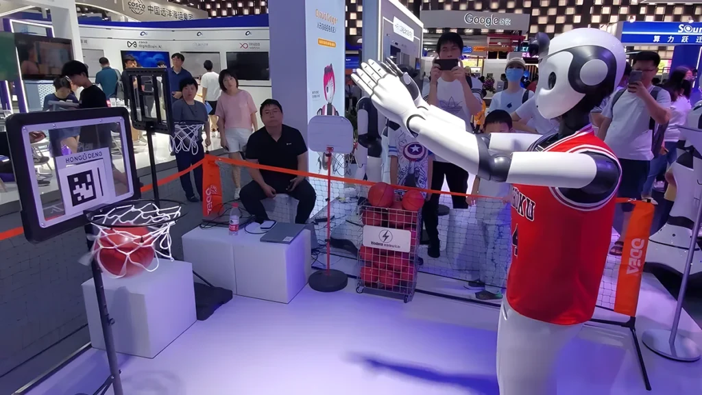 The robot that can shoot basketballs was exhibited at the Artificial Intelligence World Conference